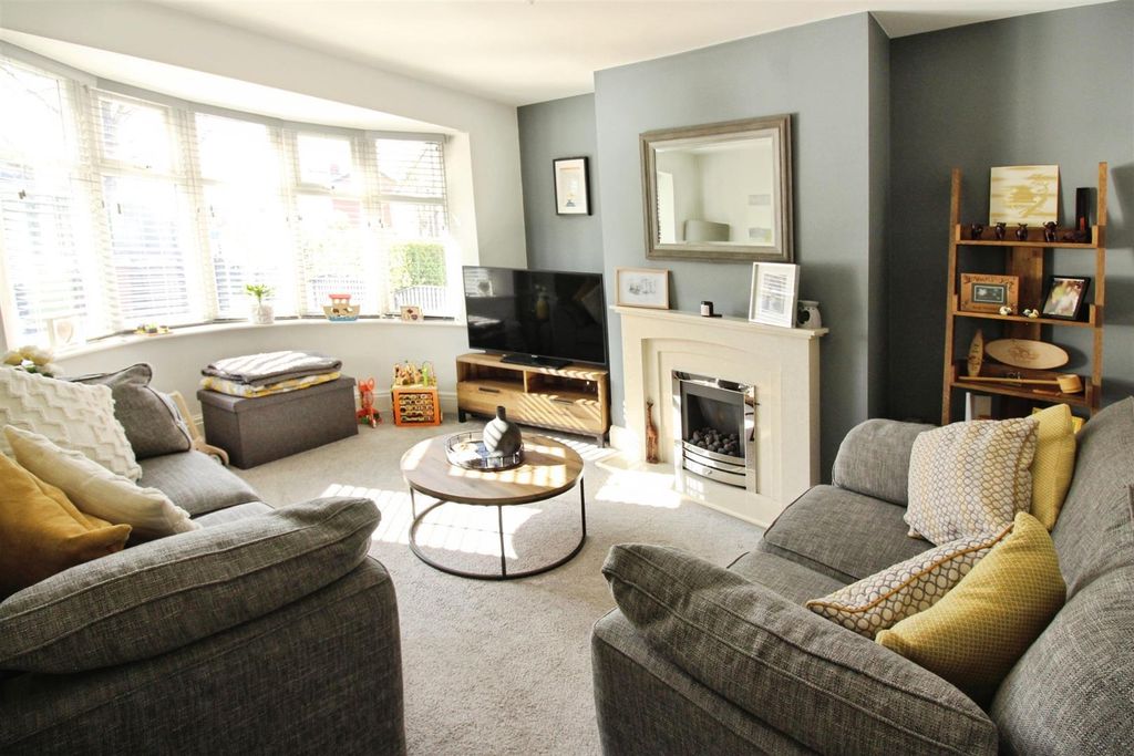 Property photo 3 of 18 Living Room