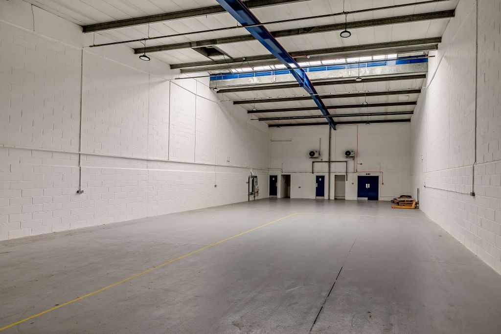 Property photo 3 of 14 8693983-Interior24-800