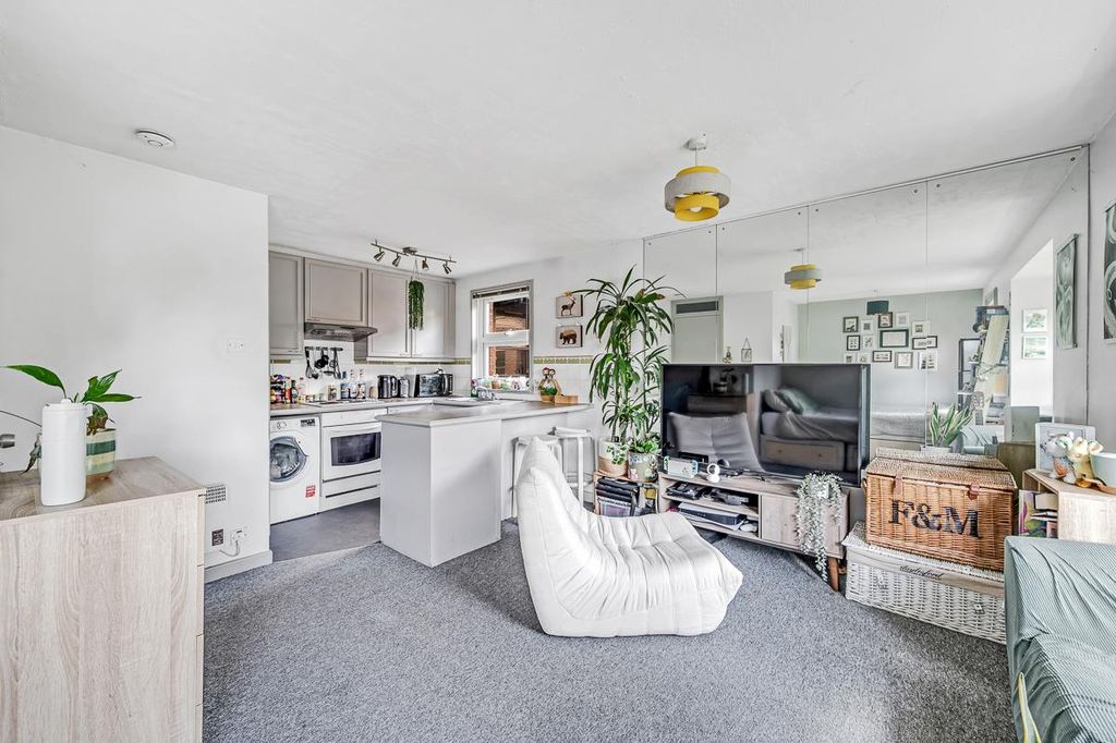 Property photo 3 of 6 Wellington Court-2.Jpg