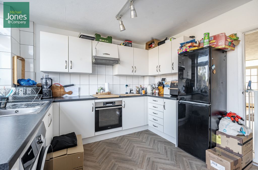 Property photo 2 of 11 Kitchen