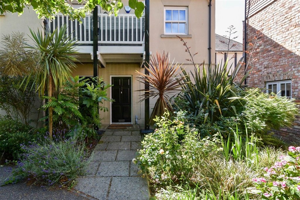 Property photo 1 of 10 Front Garden (Original)