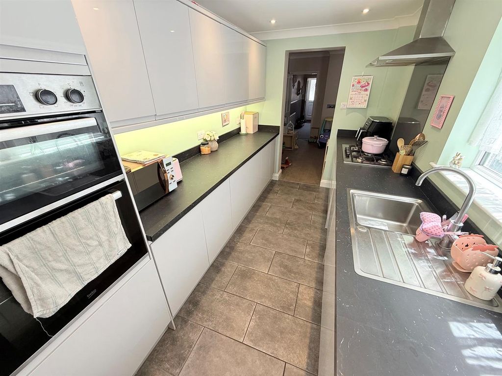 Property photo 3 of 15 Kitchen