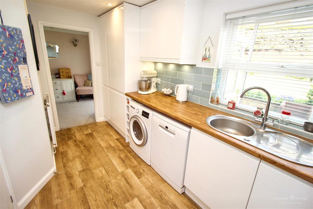 Property photo 3 of 18 Kitchen