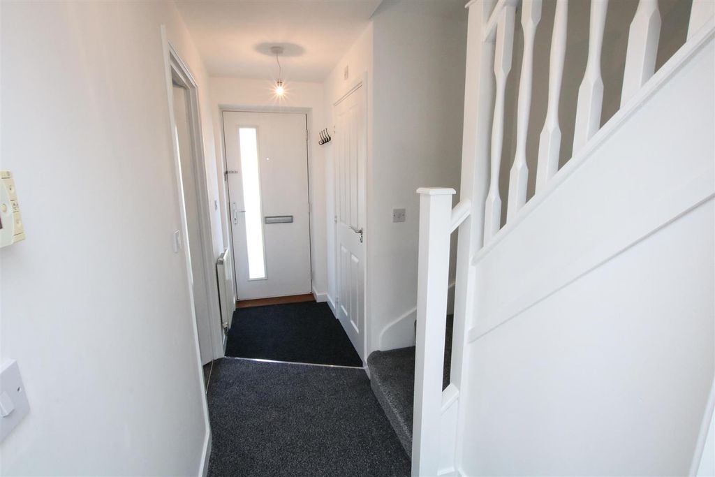 Property photo 2 of 16 Entrance Hall