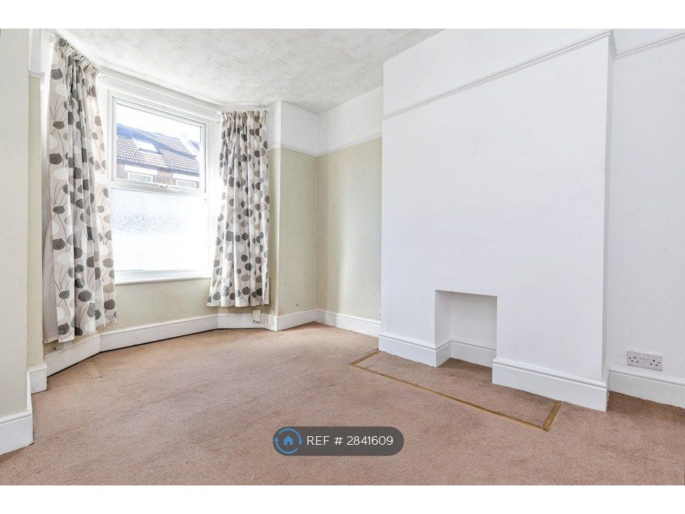 Property photo 2 of 17 Bedroom 3 / Reception - Photo 1