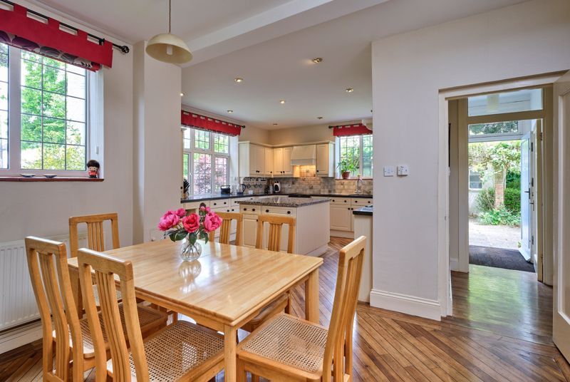 Property photo 3 of 20 Kitchen/Breakfast Room