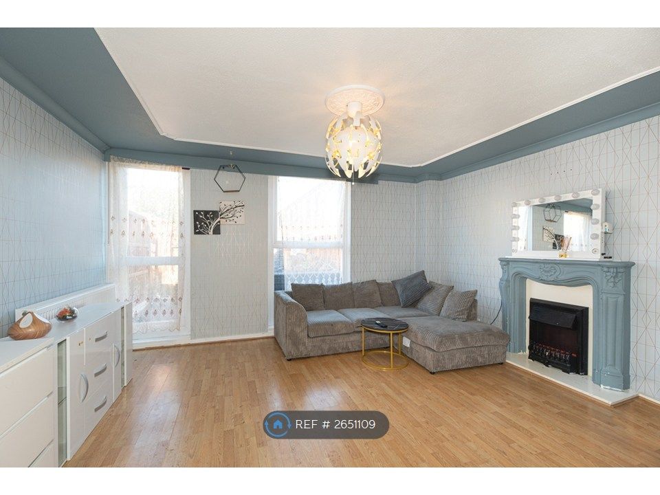 Property photo 1 of 13 Living Room