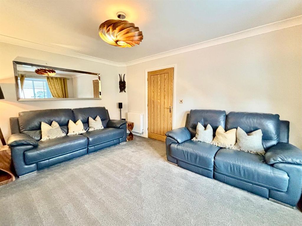 Property photo 3 of 30 Lounge