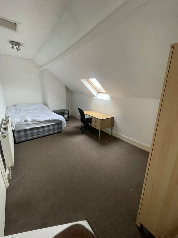 Property photo 1 of 8 A Spacious, Bright Living Room With A Skylight Win...