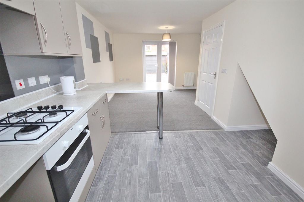 Property photo 2 of 10 Kitchen
