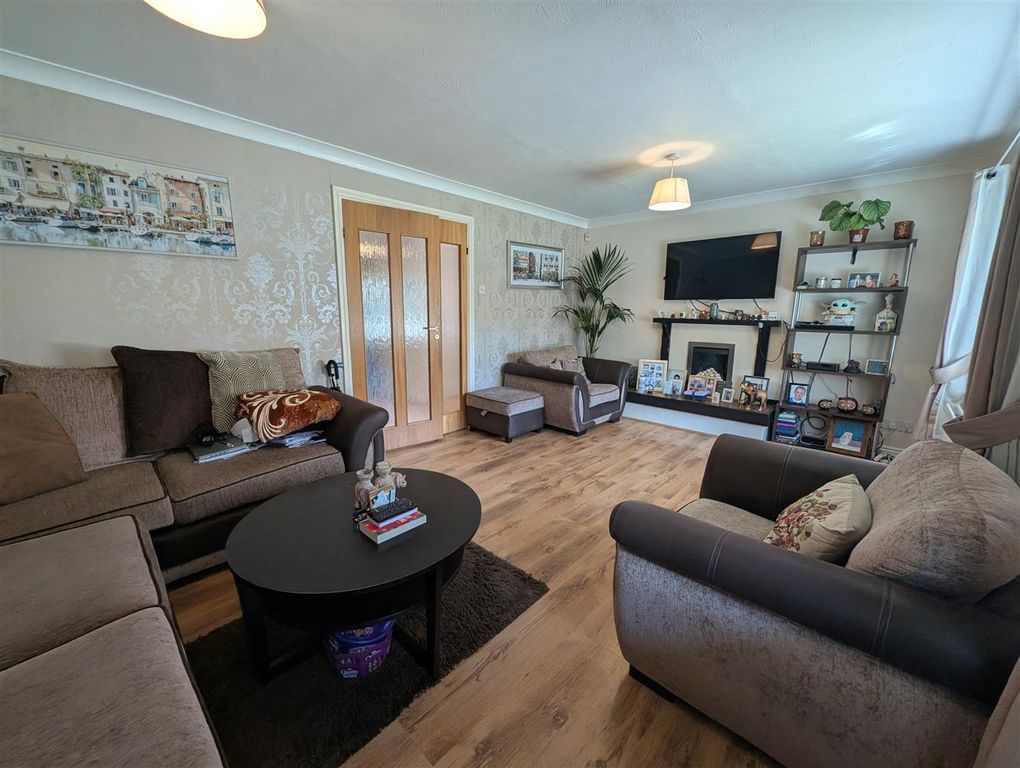 Property photo 3 of 16 Lounge