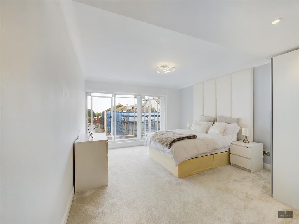 Property photo 3 of 14 Cam01856G0-Pr0035-Still013.Jpg