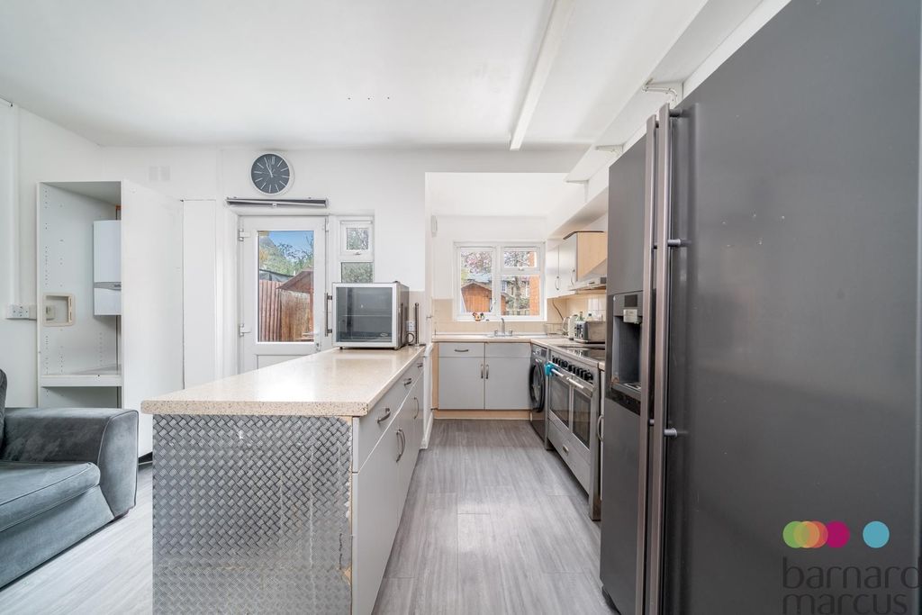 Property photo 2 of 10 Kitchen