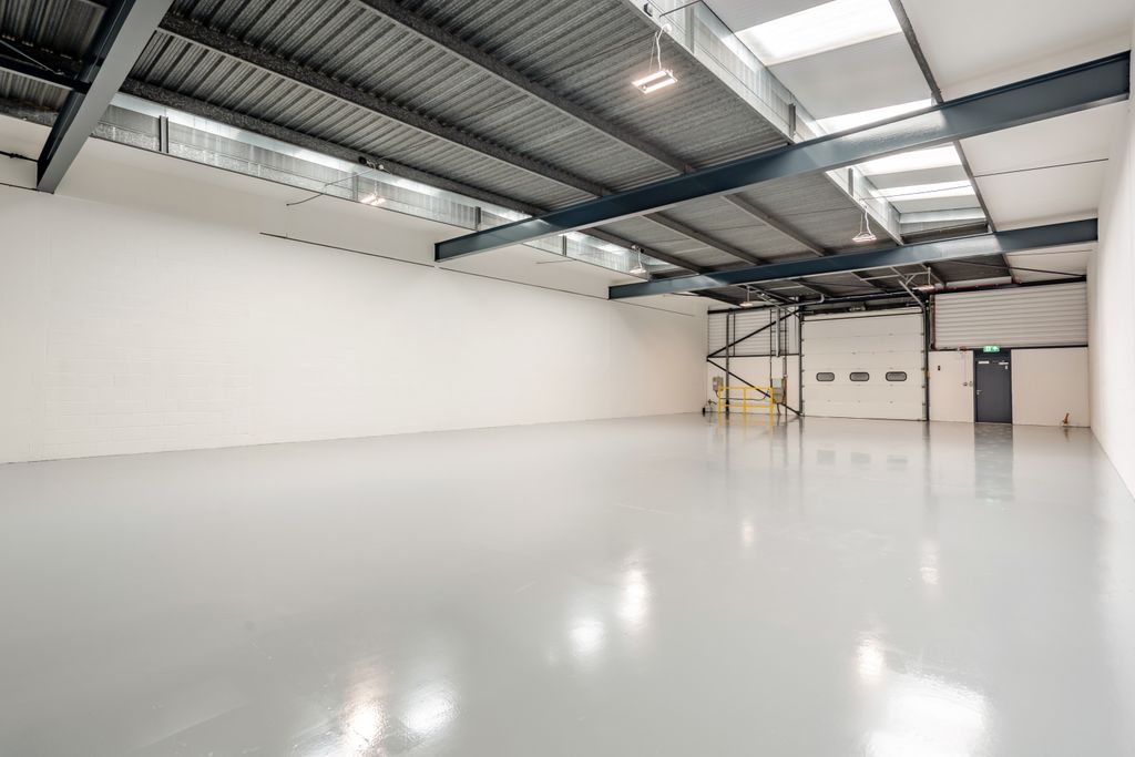 Property photo 3 of 21 8693999-Interior05-800