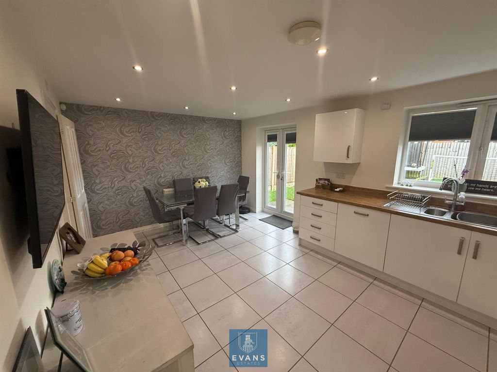 Property photo 3 of 19 Kitchen/Dining