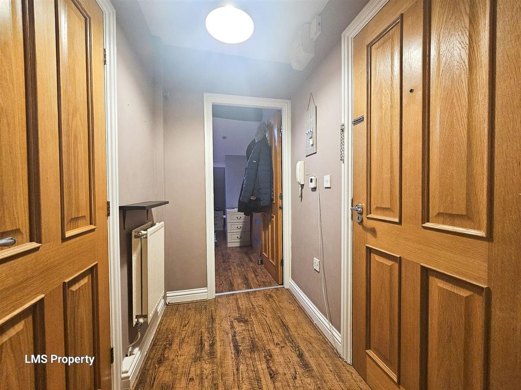 Property photo 3 of 11 Hallway