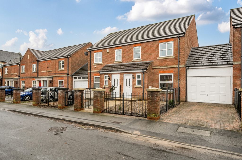 Property photo 2 of 17 Ewemove Harrogate House Front1