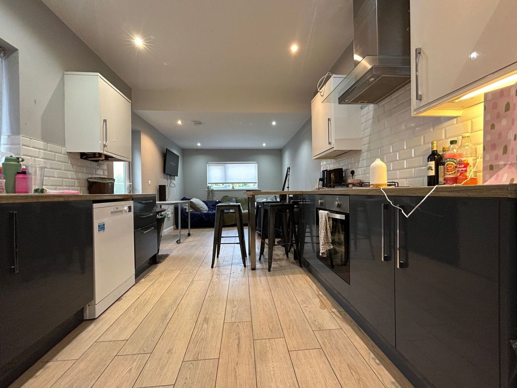 Property photo 1 of 12 Dbd69386-A4c4-4Afa-Aa49-50E583c71062