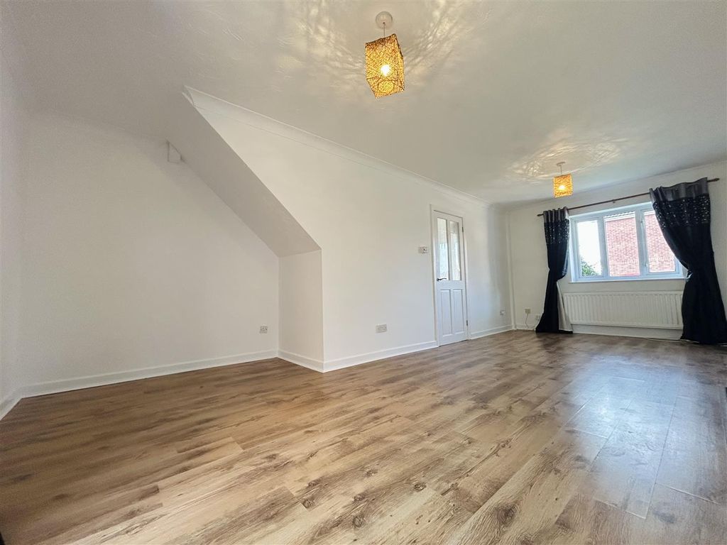 Property photo 3 of 18 Lounge