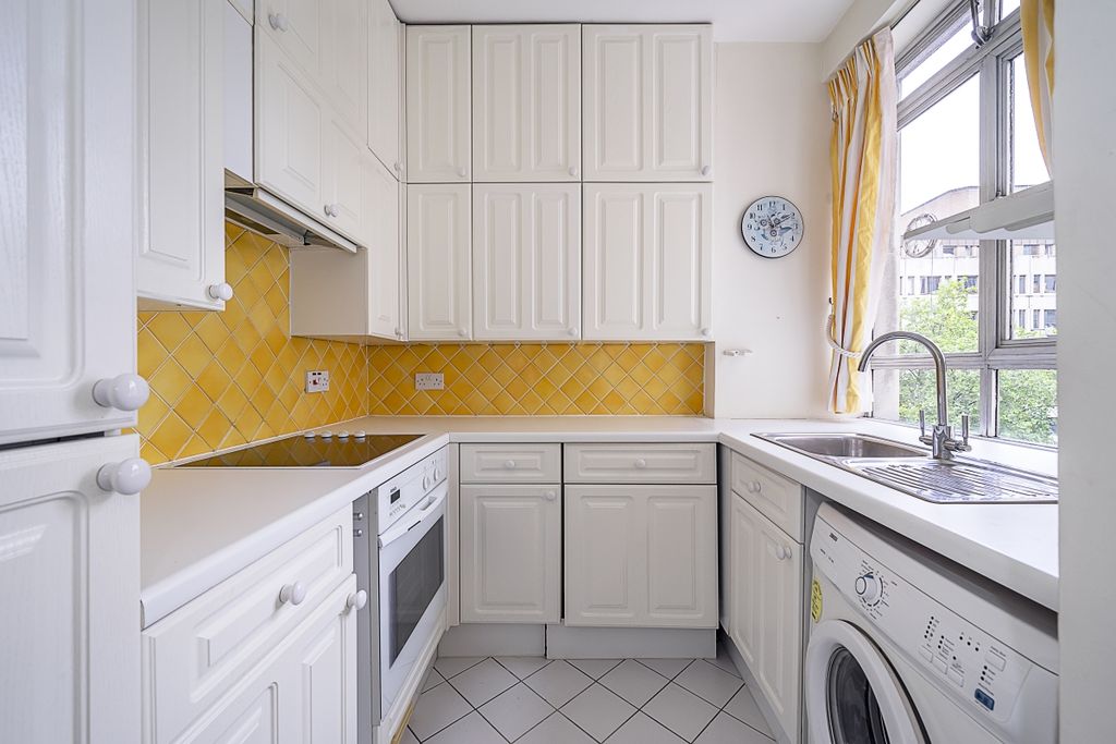 Property photo 3 of 11 Albany-Court-002