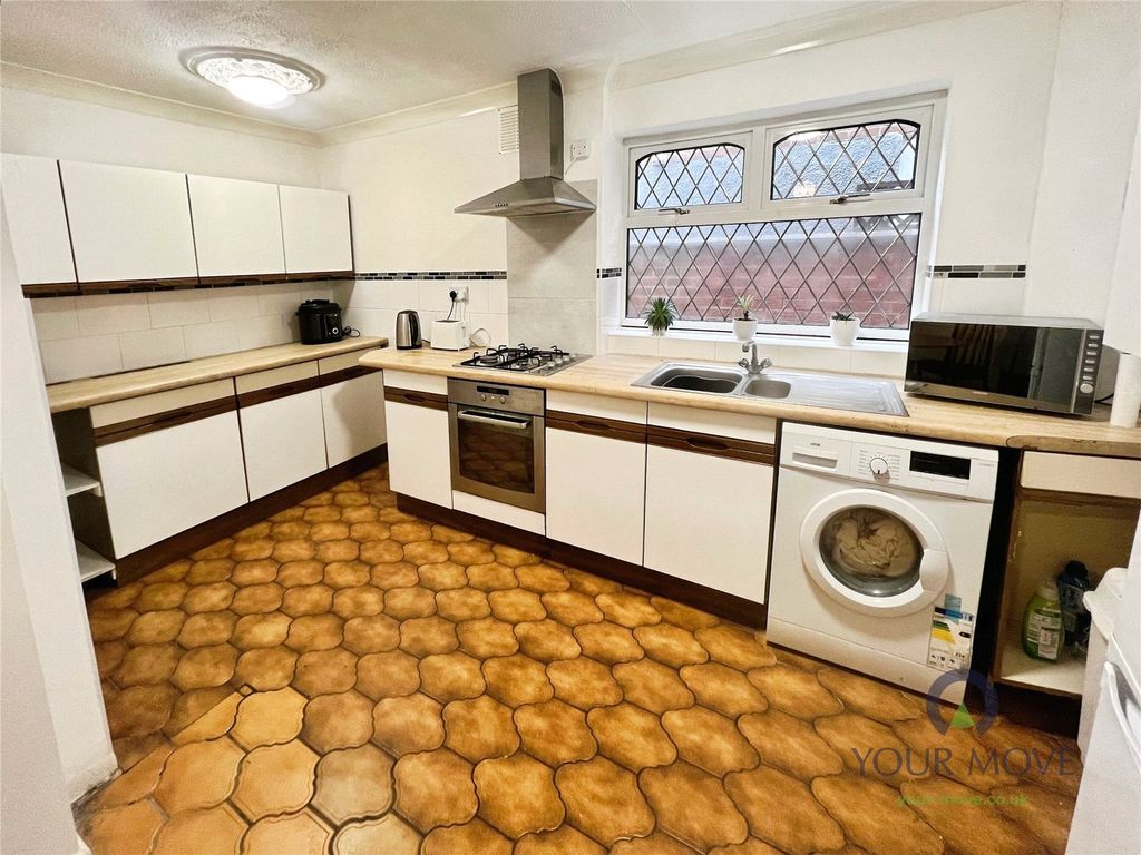 Property photo 3 of 18 Kitchen