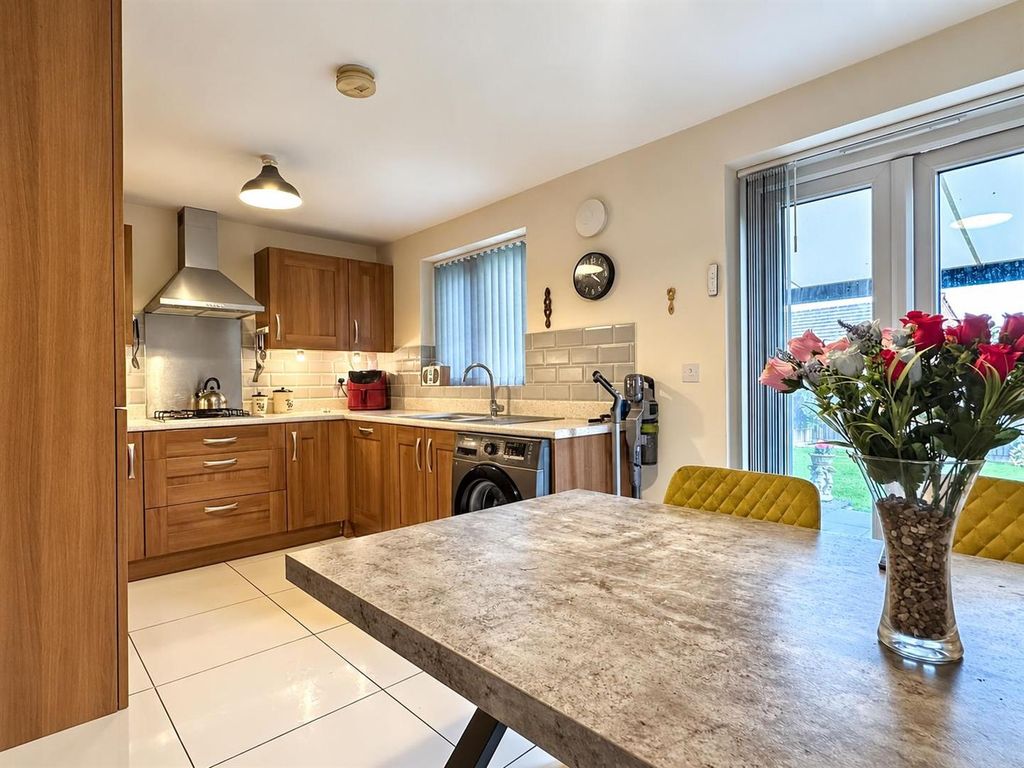 Property photo 3 of 19 Kitchen Diner
