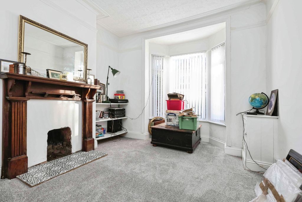 Property photo 3 of 17 Front Room