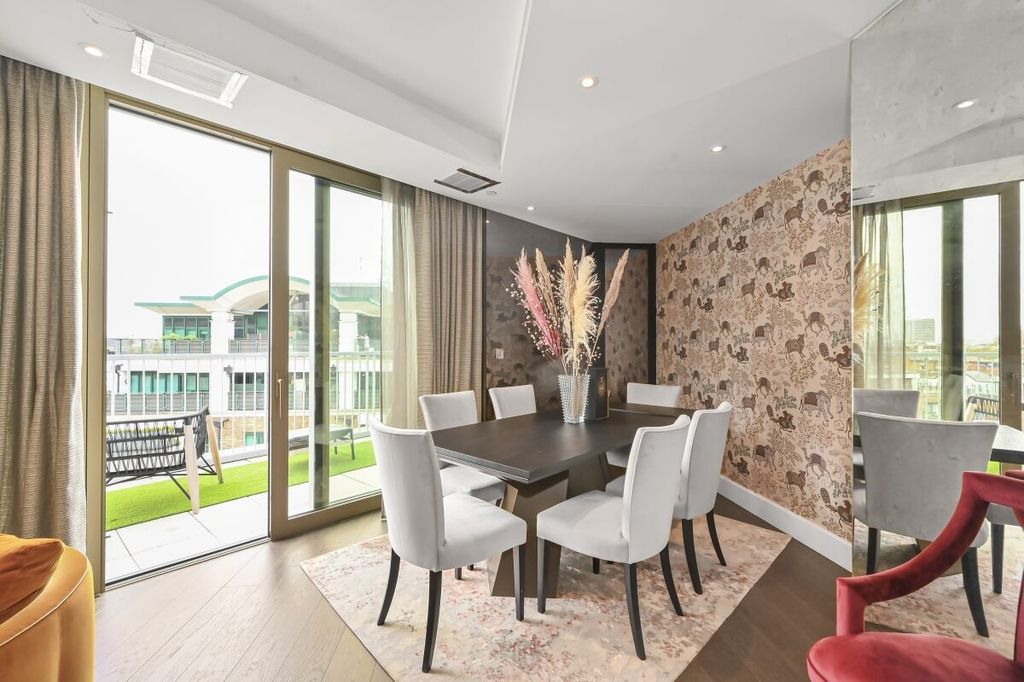 Property photo 1 of 18 Sherrin House