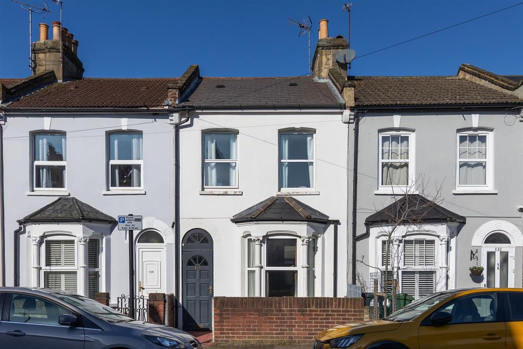 Property photo 1 of 13 Oakdale Road E11