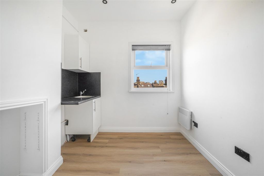 Property photo 1 of 6 Room 7