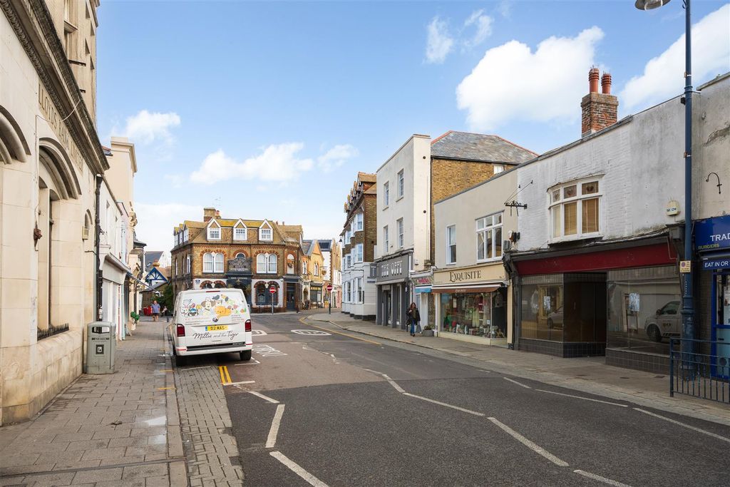Property photo 2 of 17 High Street, Whitstable