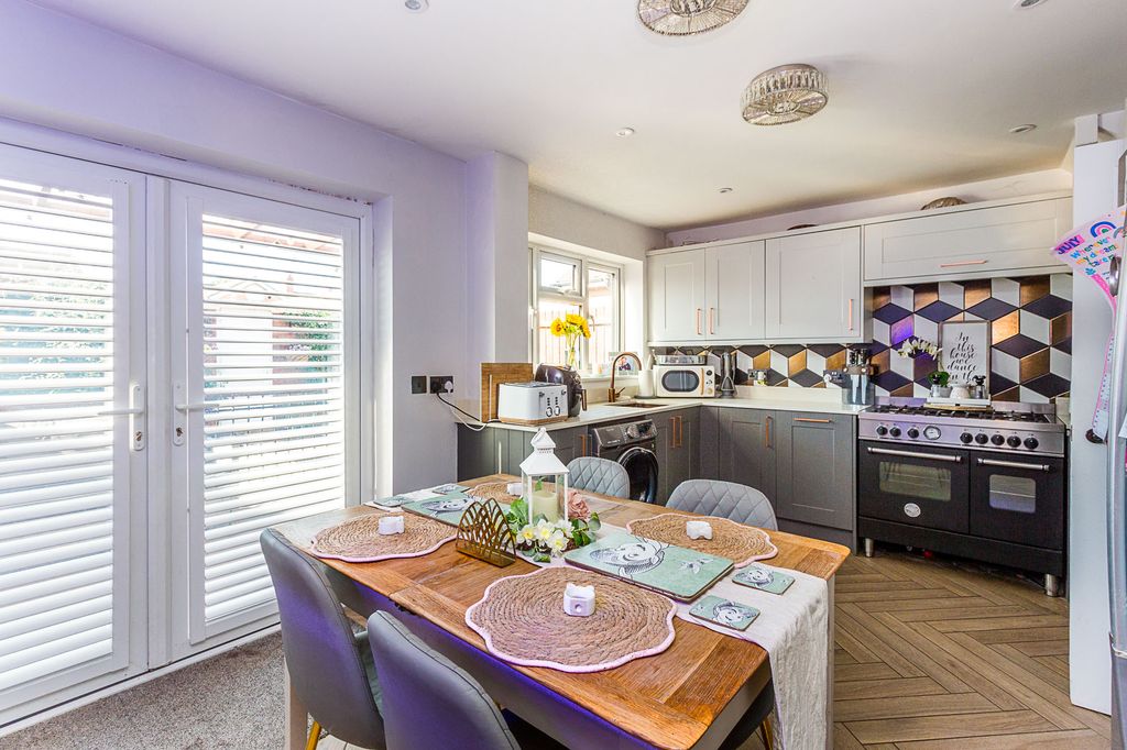 Property photo 2 of 15 Kitchen/Dining Room