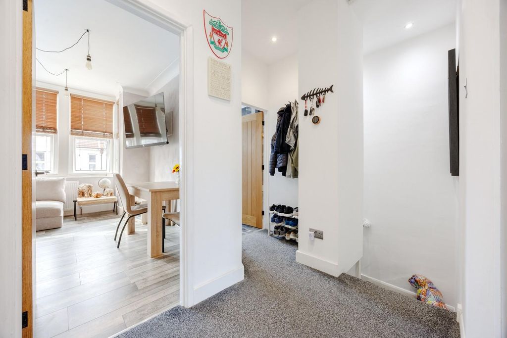 Property photo 3 of 15 Landing