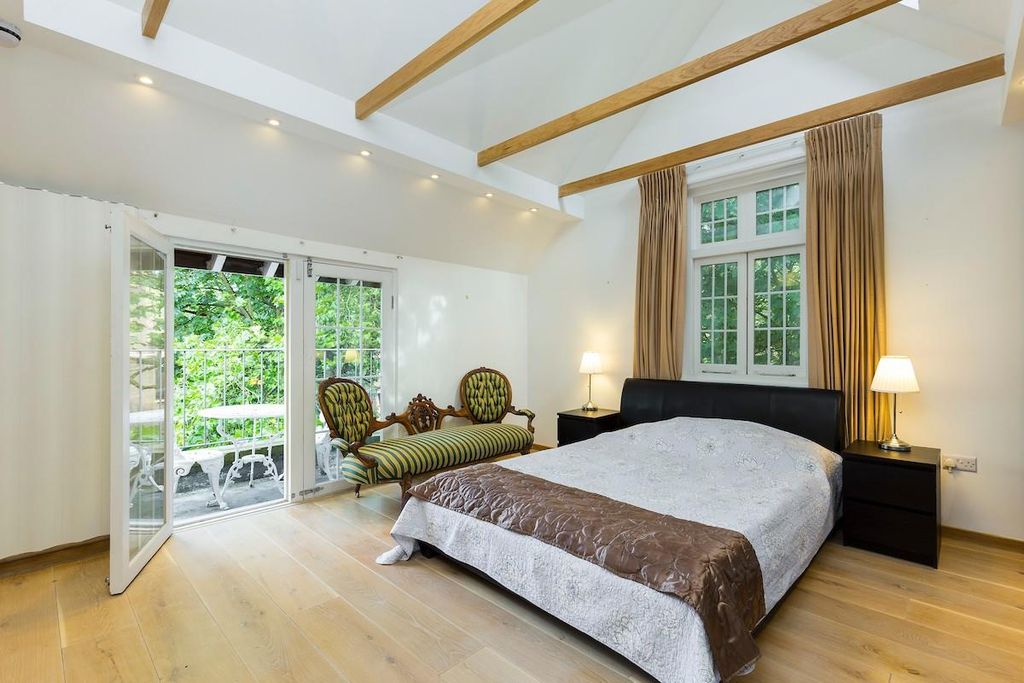 Property photo 3 of 10 Bedroom