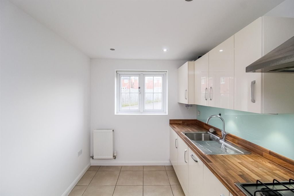 Property photo 3 of 11 Kitchen