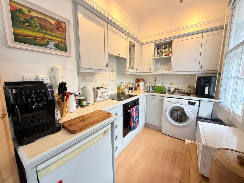 Property photo 3 of 7 Kitchen