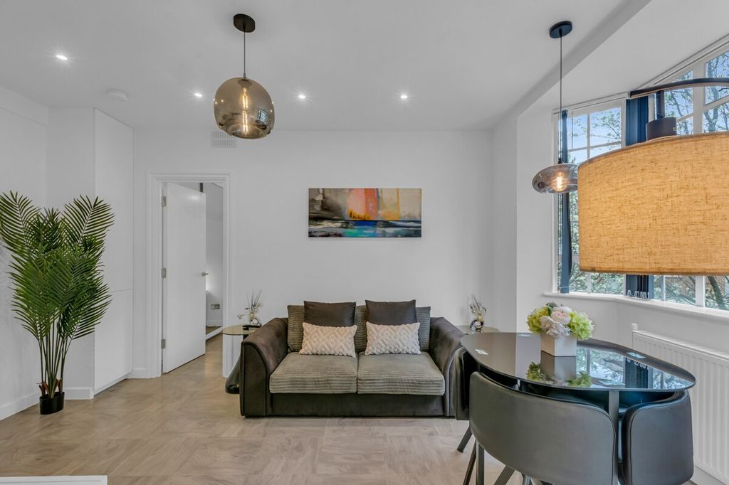 Property photo 1 of 18 Living Room