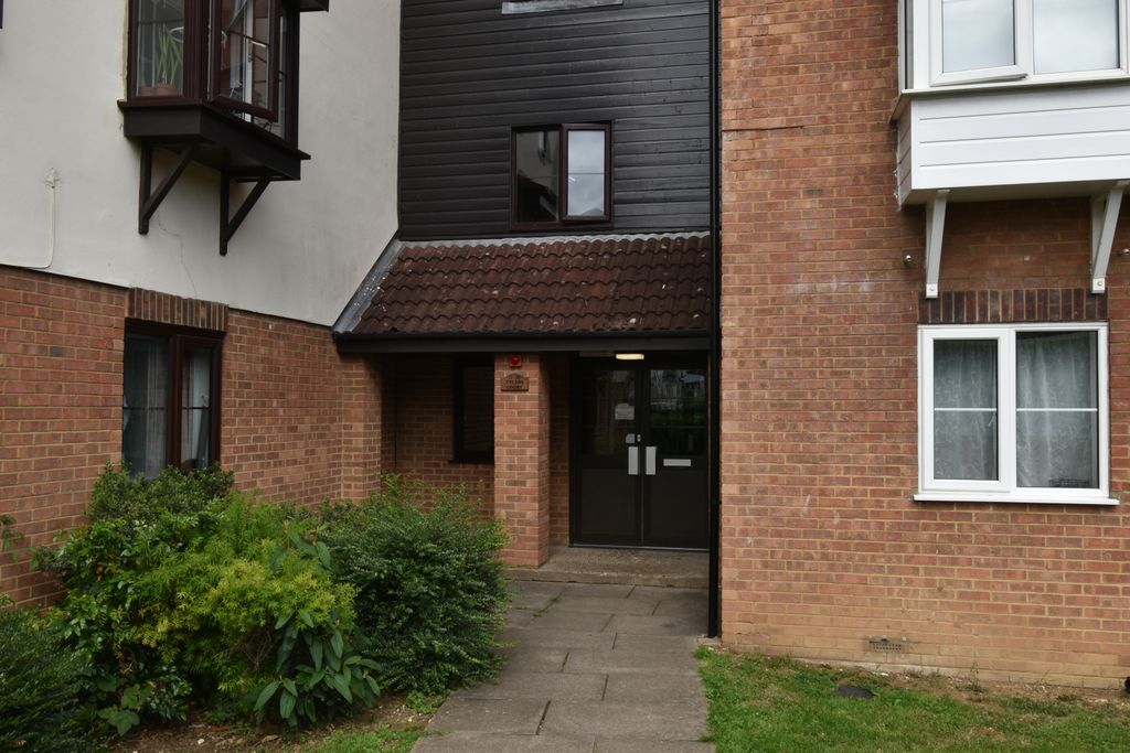 Property photo 1 of 8 Studio Flat To Let Â€“ Wembley Ha0
