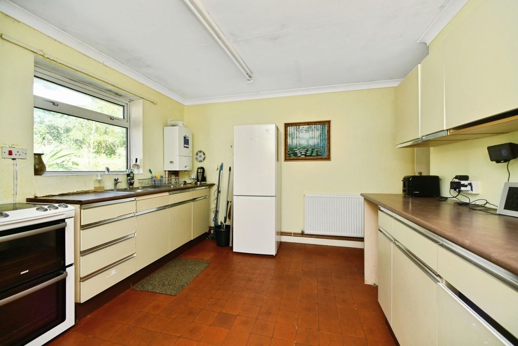 Property photo 3 of 17 Kitchen
