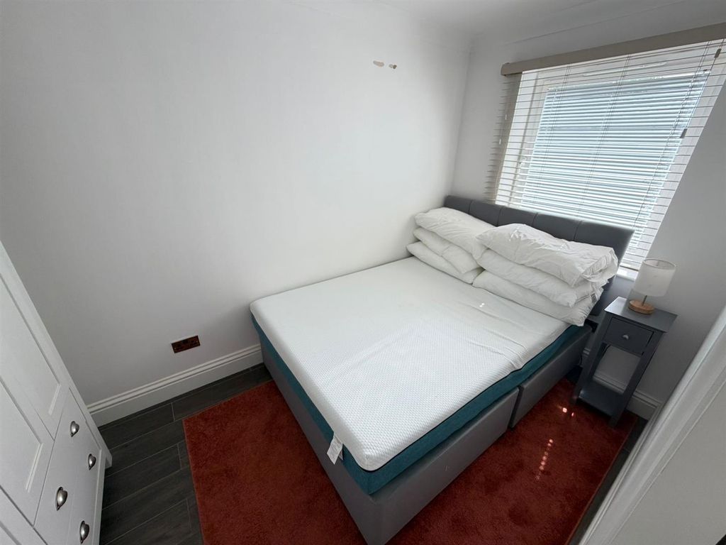 Property photo 3 of 6 Bedroom.Jpg