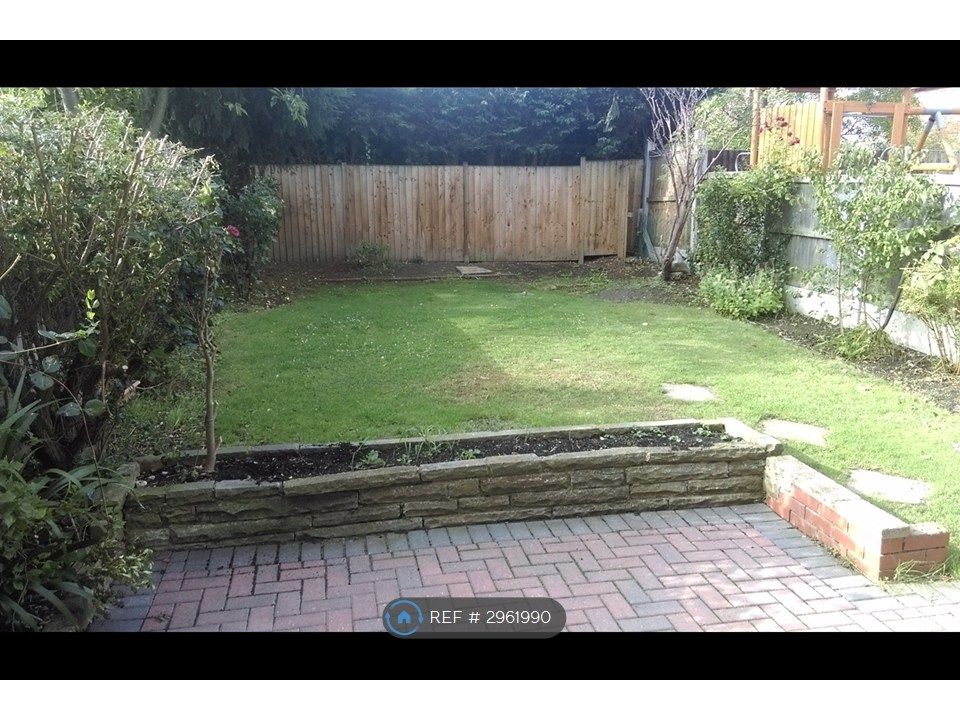 Property photo 2 of 20 South Facing Patio & Back Garden