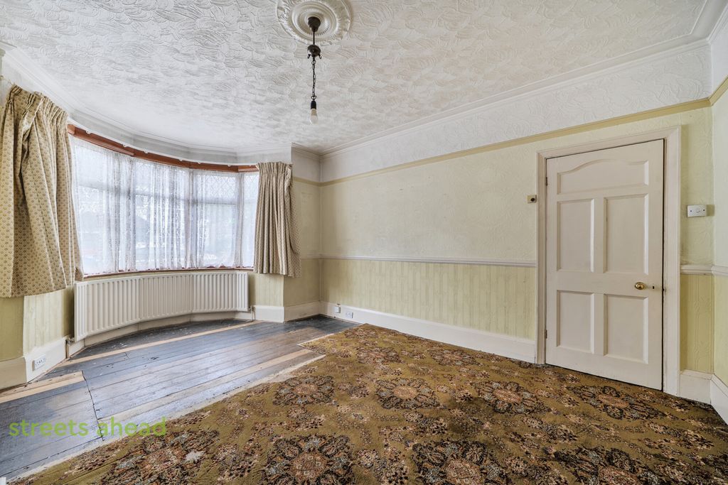 Property photo 2 of 16 d2c8Eb66-8B89-421...