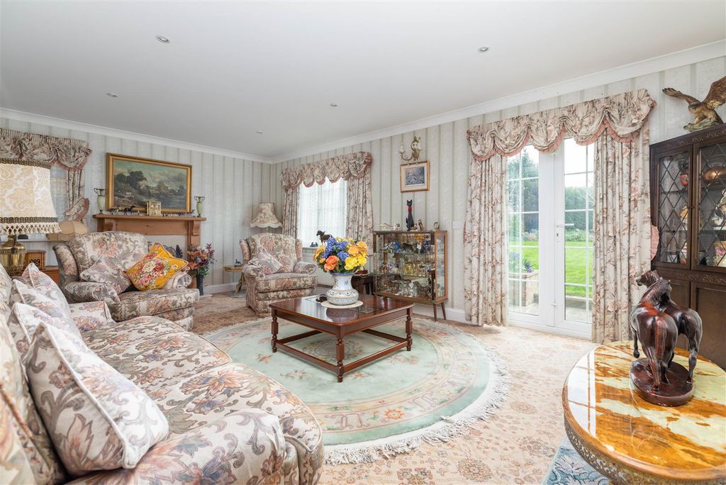 Property photo 3 of 25 Living Room