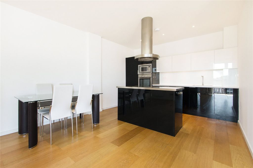 Property photo 3 of 10 Kitchen