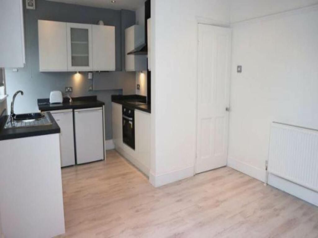 Property photo 3 of 11 Kitchen