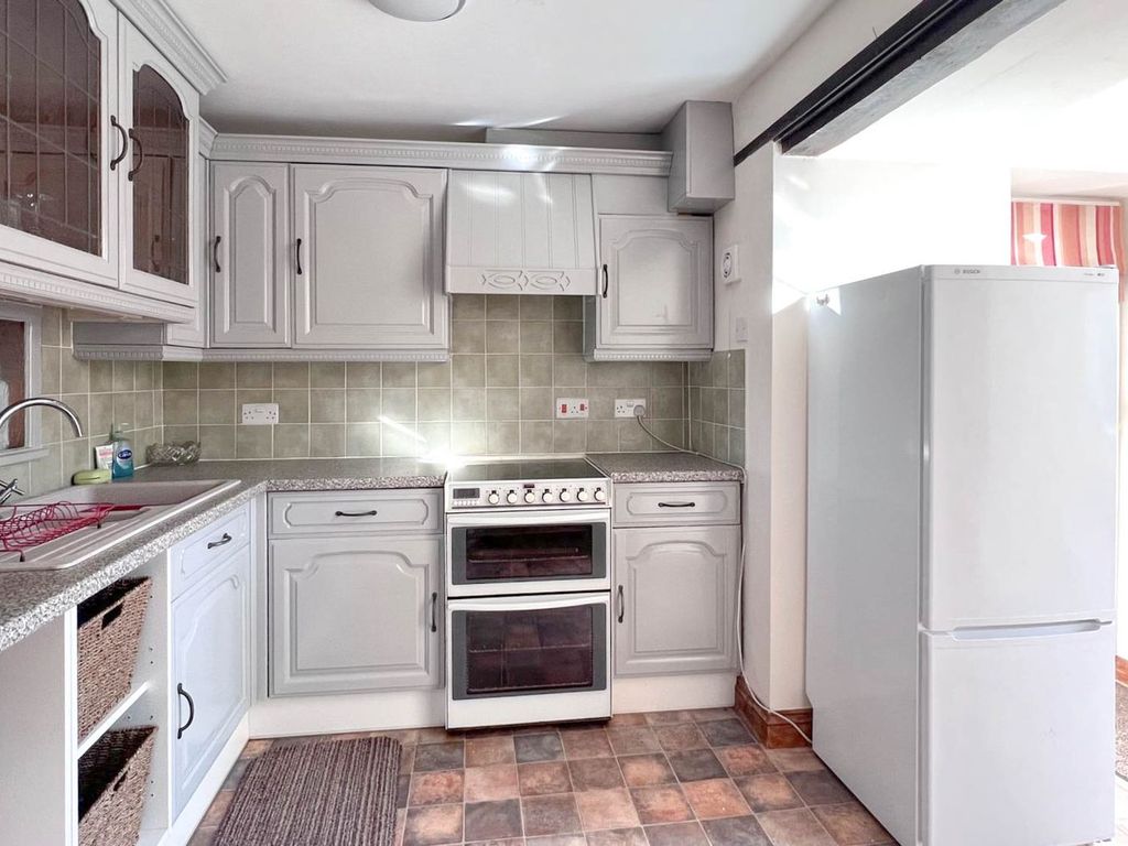 Property photo 3 of 18 Kitchen