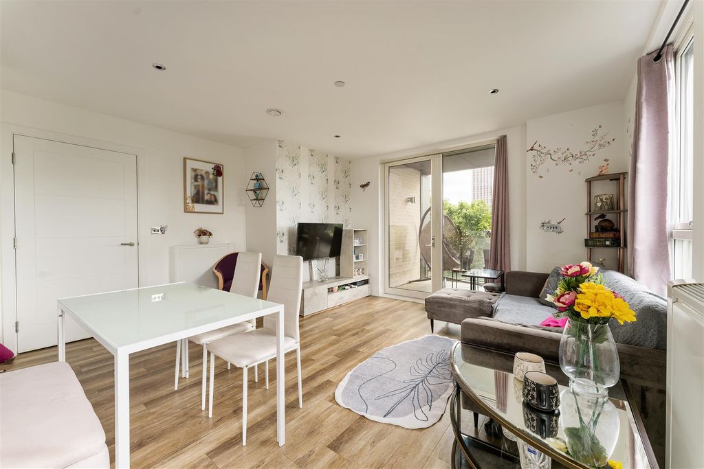 Property photo 2 of 41 Track Street, E17