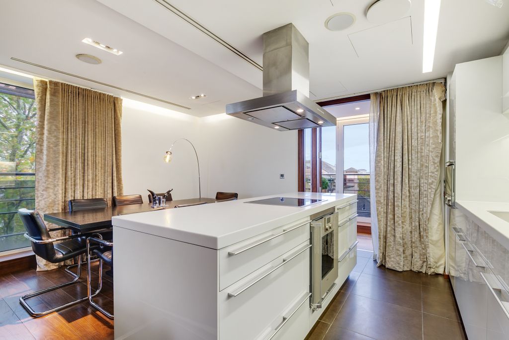 Property photo 3 of 12 Kitchen