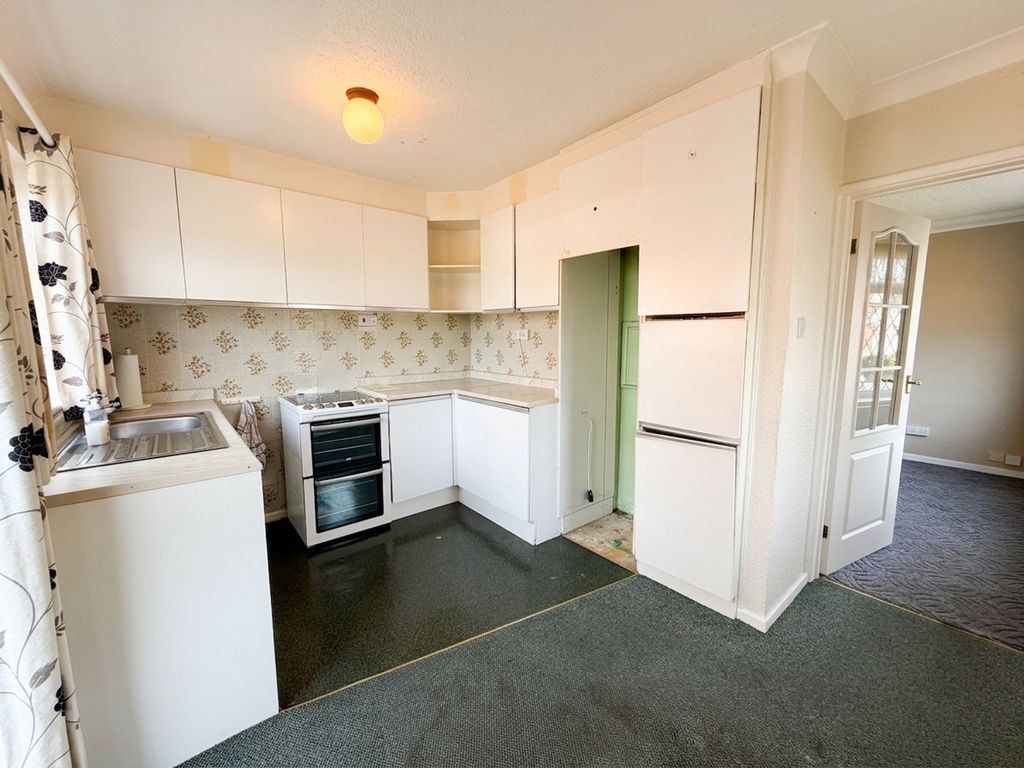 Property photo 3 of 10 Kitchen