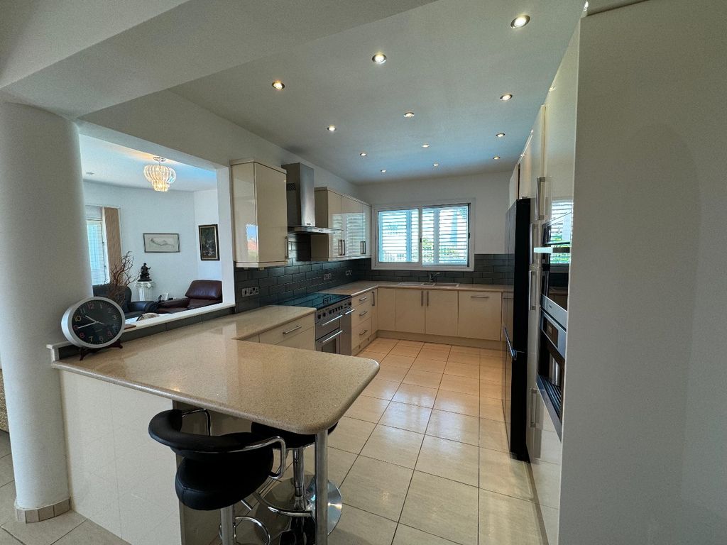 Property photo 2 of 33